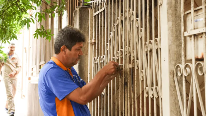 Saúde abre imóveis fechados para retirada de criadouros do Aedes