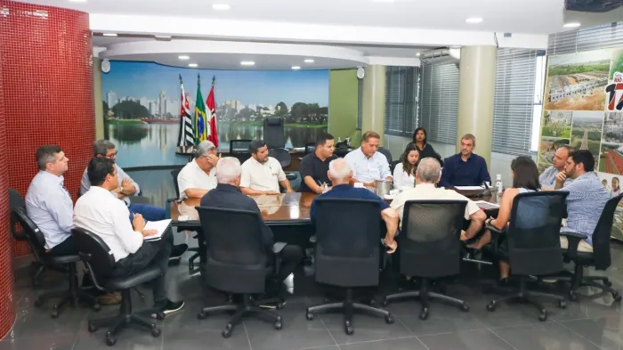Prefeito discute parcerias estratégicas com representantes da APAS