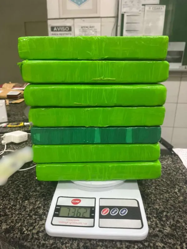 Trio é capturado pela PMCE em posse de arma de fogo, munições e mais de 7 kg de drogas