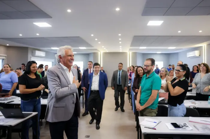 Governador Ronaldo Caiado participa de encontro com profissionais da educação estadual: valorização da carreira é foco da gestão (Foto: Secom)