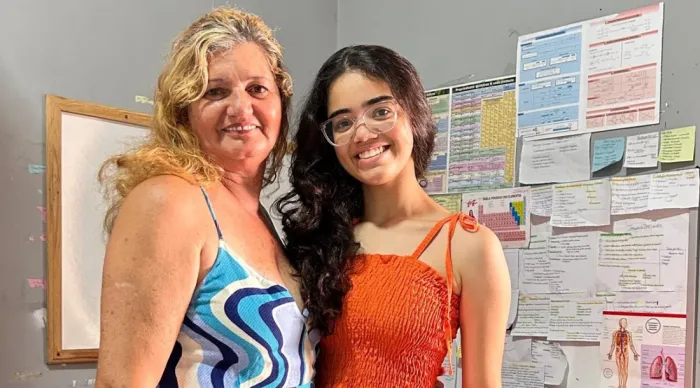 Centro de Excelência José Figueiredo Barreto comemora aprovação de aluna em Medicina