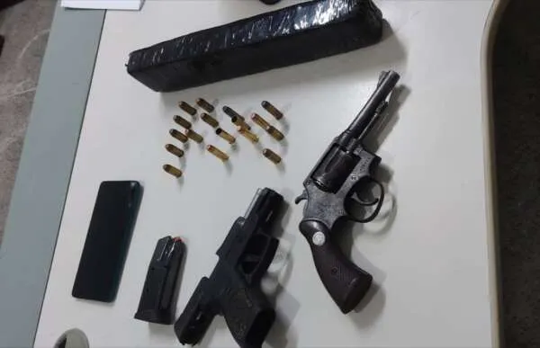 Foragido da Justiça é preso pela PMCE em posse de armas e drogas no bairro Quintino Cunha