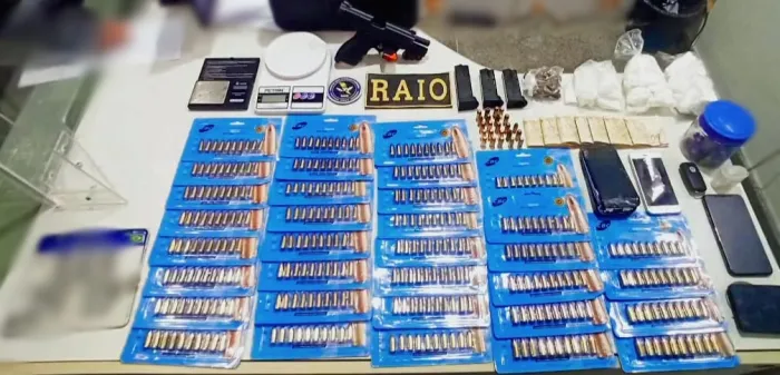 PMCE prende dupla em posse munições, arma de fogo e drogas no bairro Monte Castelo