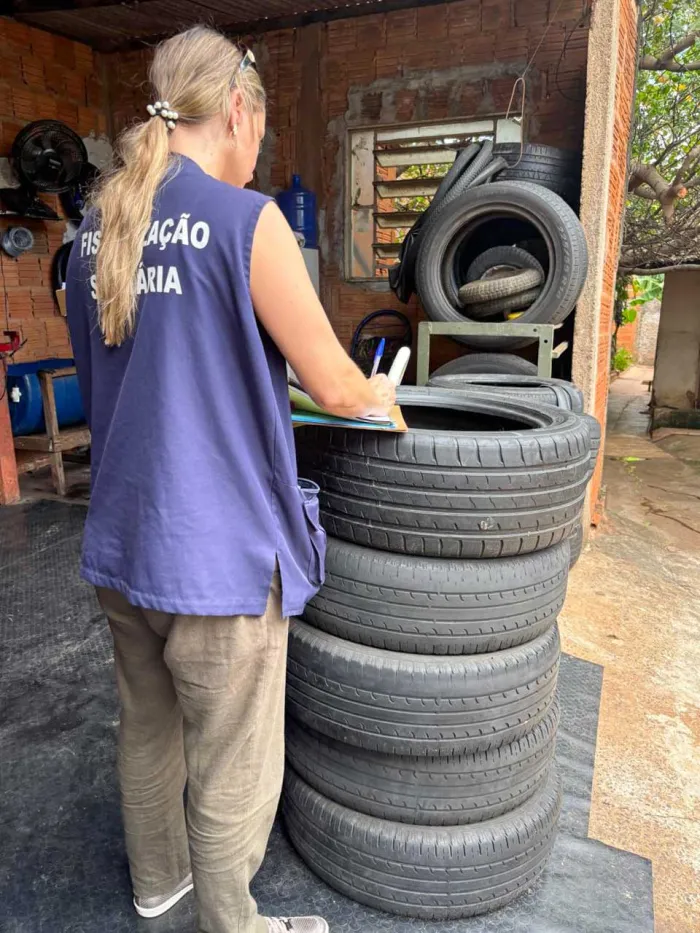 Saúde realiza ação contra a dengue em borracharias