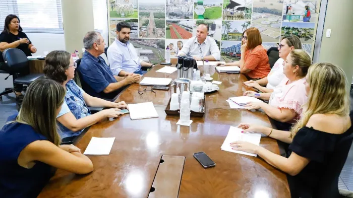 Prefeito anuncia convocação de professores para início do ano letivo