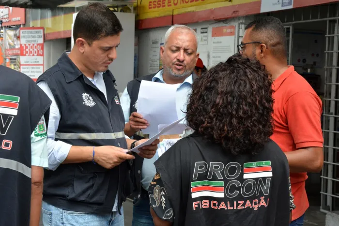 Procon fiscaliza preços de combustíveis em Feira de Santana