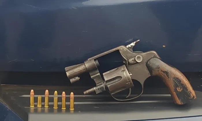 POLICIAIS MILITARES DO 6º BPM APREENDEM ARMA DE FOGO