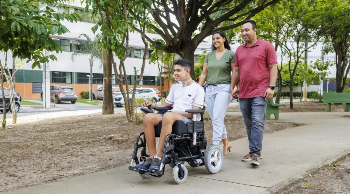 Cadeira de rodas motorizada deu mais independência para Guilherme e tranquilidade para os pais dele / Fotos: Igor Matias