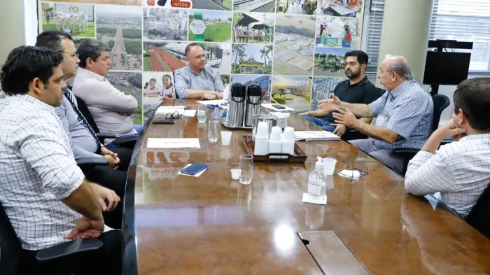 Prefeito discute reajuste salarial dos servidores