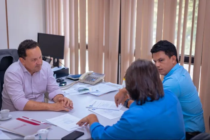 Deputado Caravina acompanha prefeito de Glória de Dourados em agenda no Governo