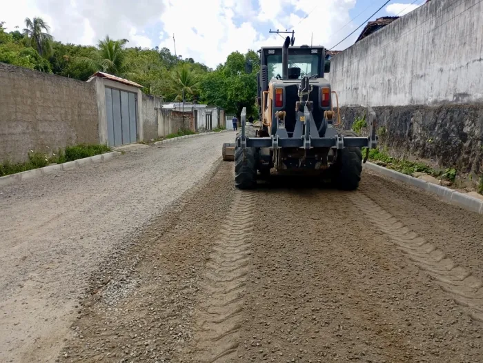 Rua da Fontinha, em Góes Calmon, é preparada para receber pavimentação asfáltica