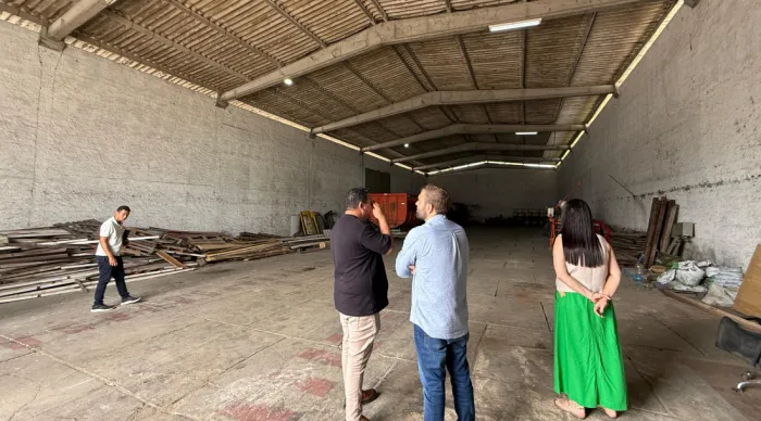 Representantes da Codise, da Mariotta e da Prefeitura de Boquim visitaram o galpão estadual onde a nova unidade da indústria calçadista será instalada | Foto: Eduardo Garcez