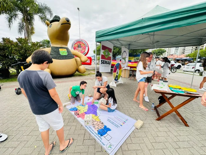 Ação do Estado para combater lixo nos oceanos chega à praia do centro de Garopaba