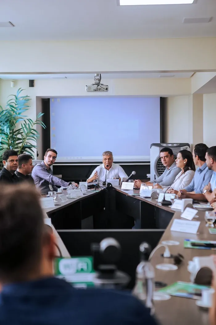 Prefeito Rodrigo Pinheiro apresenta metas para os 100 primeiros dias de governo à nova diretoria da ACIC