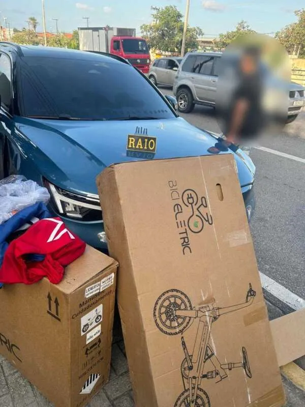 PMCE prende trio suspeito de roubo e recupera carro de luxo e duas bicicletas elétricas em Fortaleza