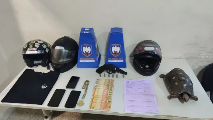 Polícia Militar recupera veículo roubado, apreende arma e conduz suspeitos à delegacia em Guarapari