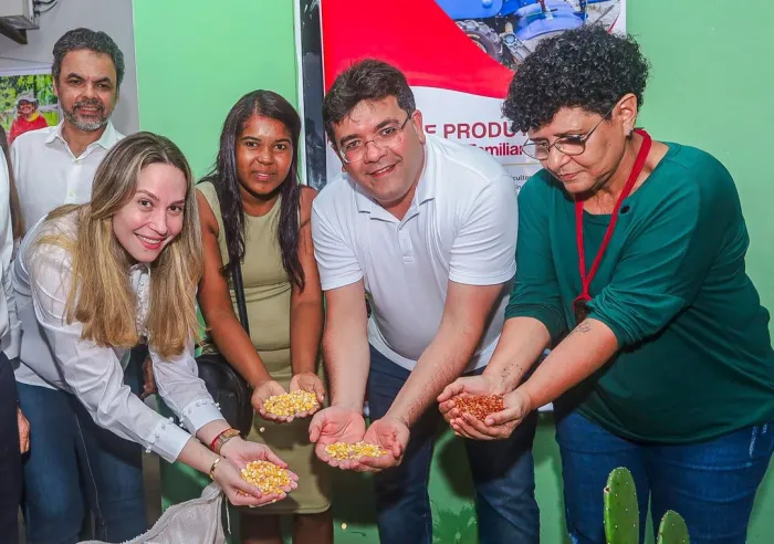 Governador entrega recursos e equipamentos para agricultores em Oeiras
