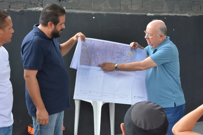 Prefeito José Ronaldo explana plano de drenagem de águas pluviais a moradores do Campo Limpo