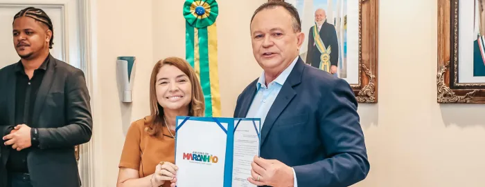 Iracema Vale participa da assinatura de MP que reajusta salário dos professores da educação básica