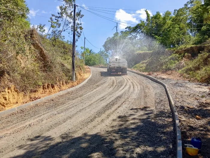 Obras avançam na Rua da Fontinha, em Góes Calmon: Preparação para aplicação de asfalto é concluída