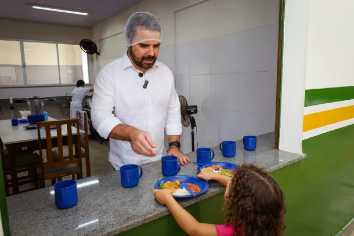 Gestão: Prefeito Toni Cunha e a primeira dama Lanúzia Lobo avaliam merenda escolar com as crianças do NEI Deodoro de Mendonça