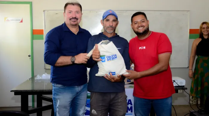 Catadores que atuarão no Verão Sergipe 2025 em Canindé recebem kits de EPIs // Foto: Henrique Silva - Secom / Prefeitura de Canindé de São Francisco