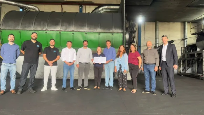 A empresa recicla pneus inservíveis e destina os resíduos, transformados em matéria-prima, para outros setores econômicos -Foto: Taís Teixeira/Ascom Sedec