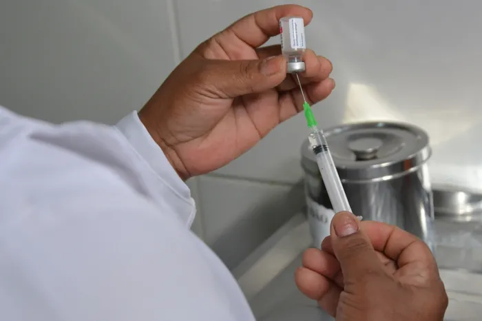 Nos distritos, fevereiro começa com vacinação contra a dengue