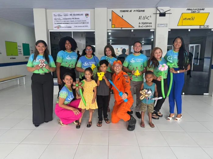 Corpo de Bombeiros apresenta viaturas, equipamentos e arte com balões durante ação social em Vargem Grande