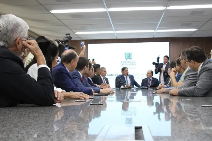 A posse da Mesa Diretora aconteceu nesta segunda-feira na sala de presidência da Assembleia Legislativa 