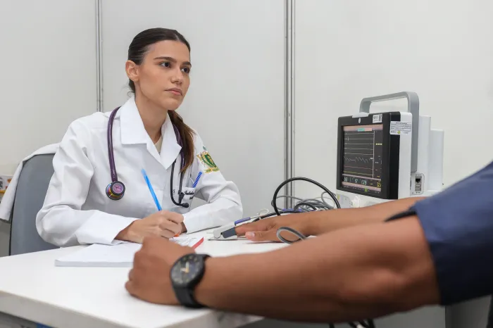 Foliões aprovam atendimento do hospital de campanha no circuito Vem pro Mar