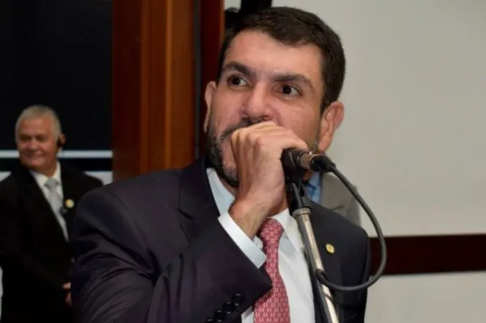 Proposta visa garantir a inclusão plena de pessoas com deficiência auditiva