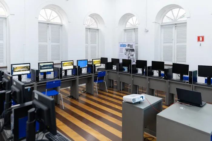 Centro Estadual de Referência da Mulher Negra recebe 20 computadores para capacitação e inclusão digital