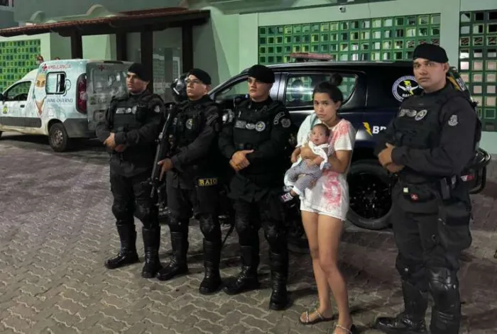 Bebê de dois meses é salvo por policiais militares após se engasgar com leite materno