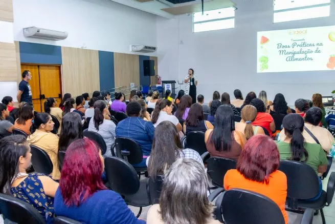 Prefeitura promove capacitação para cozinheiras da alimentação escolar da rede municipal de ensino