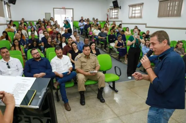 Prefeito e vice-prefeito participam de evento da ACES e reforçam parceria com empresários