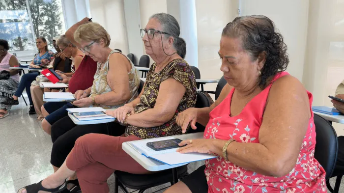 Idosos aprendem a usar smartphone de forma segura