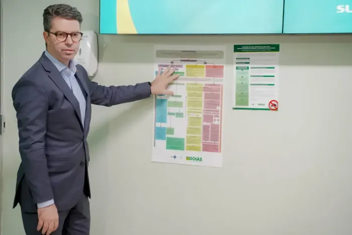 Secretário Rasível Santos mostra fluxograma de atendimento ao paciente com arbovirose (Foto: Iron Braz)