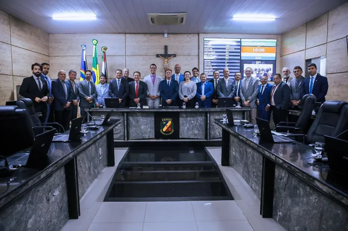 Prefeito Rodrigo Pinheiro e vice Dayse Silva participam da primeira reunião ordinária da Câmara de Vereadores em 2025