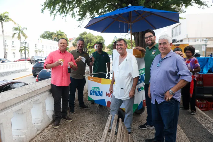 Brandão entrega carrinhos Minha Renda a comerciantes da Praça Dom Pedro II