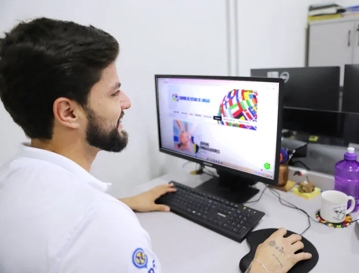Centro de Línguas abre matrículas para vagas remanescentes dos cursos de línguas a distância do interior