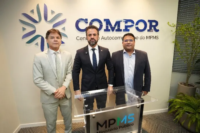 Da esquerda para a direita: deputado estadual Paulo Duarte, procurador-geral da Justiça, Romão Ávila Milhan Junior e o prefeito de Corumbá, Gabriel Alves de Oliveira.