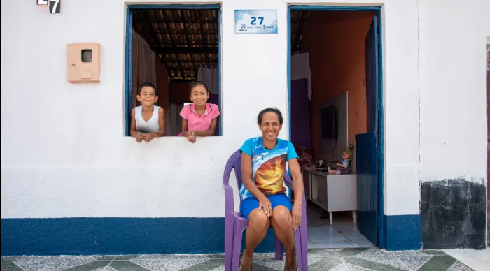 Maria Dailton e seus filhos, Cauã e Edna, celebram as melhorias na residência da família conquistadas a partir do Programa Novo Lar / Fotos: Thiago Santos