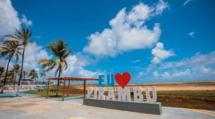 Na orla da Praia de Pirambu, totem ‘recepciona’ visitantes e turistas / Foto: Max Carlos/Setur