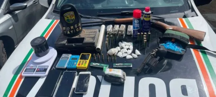 PMCE captura homem com armas de fogo e drogas na Capital