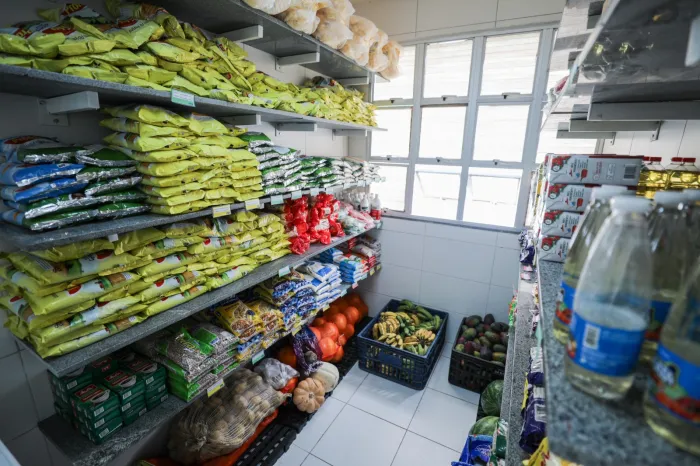 Prefeitura renova estoque de alimentos nas escolas e garante volta às aulas com cardápio saudável e de qualidade