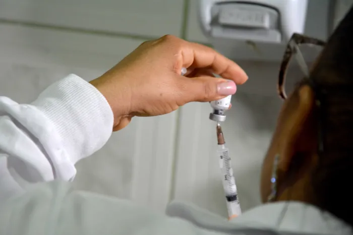 Vacinação contra a dengue é um “chamado em defesa da vida”, diz secretário de saúde