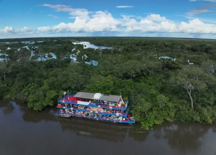Pesquisadores da UEG utilizam embarcações e drones para coletar a biodiversidade aquática no rio Araguaia (Foto: UEG)