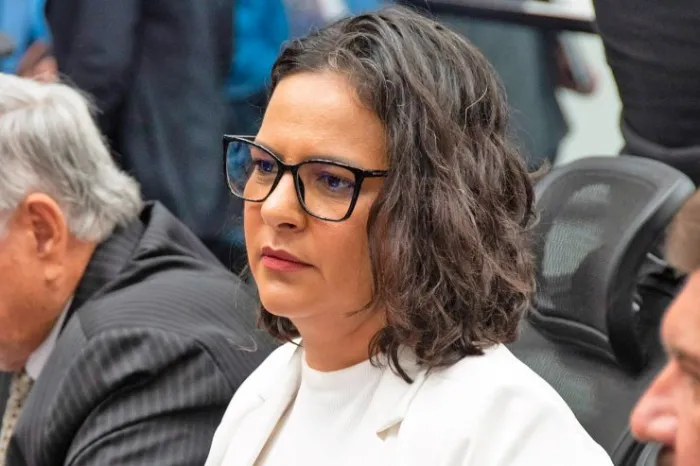 Quadra da Escola Presidente Vargas recebe nome do Professor João Ernesto de Oliveira