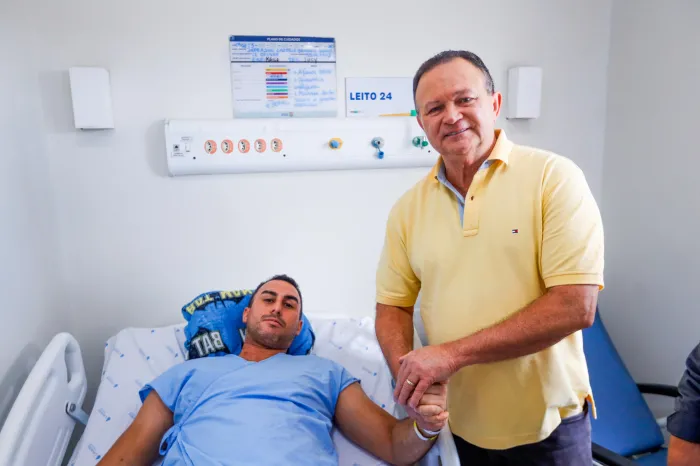 Governador Brandão visita policial Jefferson Castelo Branco, que recebeu alta hospitalar após ser baleado